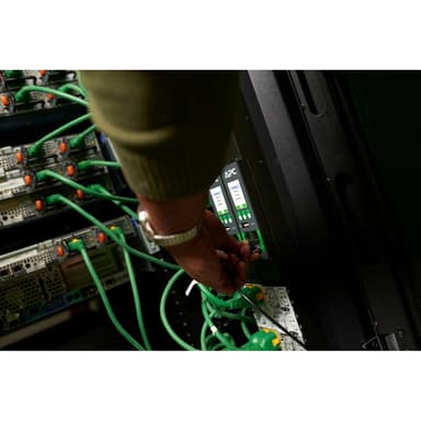 APC NetShelter Rack PDU Advanced, Switched Metered Outlet, 7.4kW, 1Phase, 230V, 32A, 332P6, 40 Outlet view 8