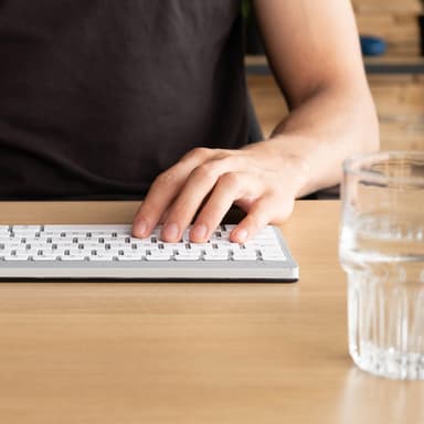 R-Go Tools Ergonomic keyboard R-Go Compact Break, compact keyboard with break software, QWERTY (UK), Bluetooth, white view 9