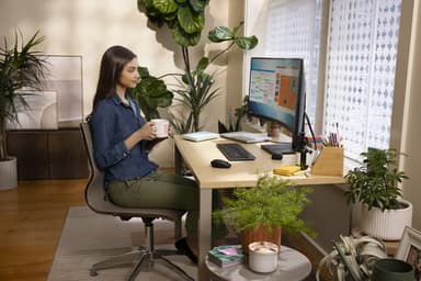 HP P34hc G4 WQHD USB-C Curved Monitor view 13