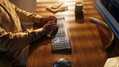 Logitech Signature Slim Solar+ K980 keyboard Universal RF Wireless + Bluetooth QWERTY UK English Graphite view 9